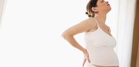 Rückenschmerzen in der Schwangerschaft: Was hilft?