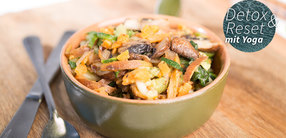 Lunchbowl mit Gemüse und Räuchertofu