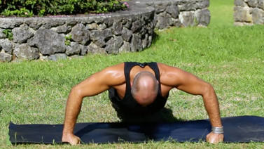 Yoga Video Kraftpaket: Eine Kraftsequenz zur Stärkung des Oberkörpers