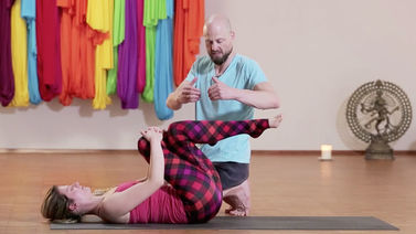Yoga Video Yogatherapie: Erste Hilfe für den Rücken